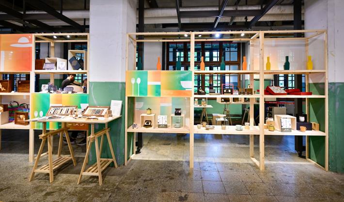 展出品牌涵蓋陶藝、染織、玻璃、木作、金工、竹藝等領域，以臺灣綠工藝認證品牌為主軸