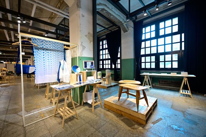 「日常＋」是一場以工藝為軸的生活提案，名稱中的「＋」，象徵加乘、提案與選擇，也意味著當工藝融入日常生活，讓「日常＋ 」進入到「日常家」，為生活增添更多的層次與深度。